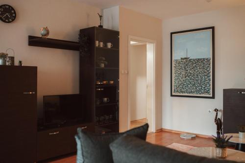 Μια τηλεόραση ή/και κέντρο ψυχαγωγίας στο Apartment Rhea with Terrace & Parking
