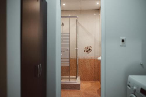 Ένα μπάνιο στο Apartment Rhea with Terrace & Parking