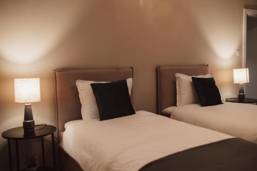 Ένα ή περισσότερα κρεβάτια σε δωμάτιο στο Apartment Rhea with Terrace & Parking