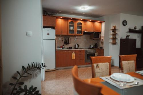 Η κουζίνα ή μικρή κουζίνα στο Apartment Rhea with Terrace & Parking