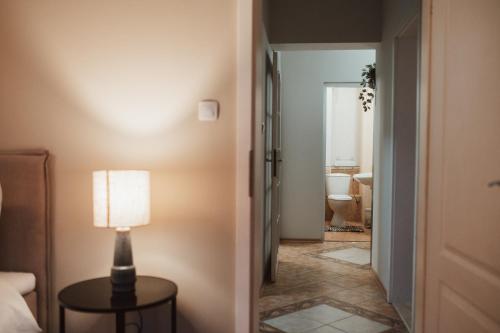 Ένα μπάνιο στο Apartment Rhea with Terrace & Parking