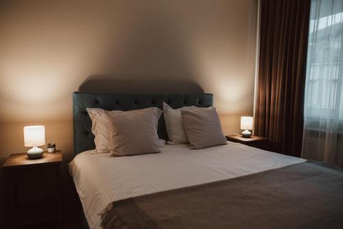 Ένα ή περισσότερα κρεβάτια σε δωμάτιο στο Apartment Rhea with Terrace & Parking