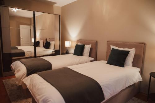 Ένα ή περισσότερα κρεβάτια σε δωμάτιο στο Apartment Rhea with Terrace & Parking