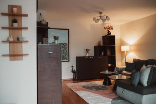 Χώρος καθιστικού στο Apartment Rhea with Terrace & Parking
