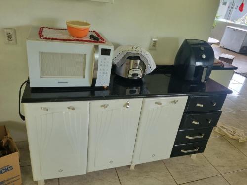 a microwave oven sitting on top of a counter at Chácara Cantinho dos Sonhos in Chapada dos Guimarães
