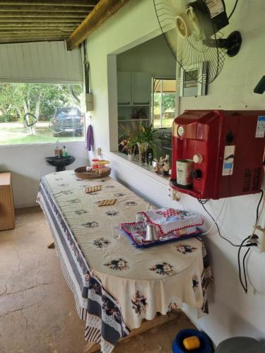 a table in a kitchen with a sewing machine at Chácara Cantinho dos Sonhos in Chapada dos Guimarães