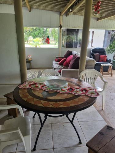 a table and chairs in a living room at Chácara Cantinho dos Sonhos in Chapada dos Guimarães
