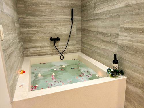 a bath tub with aificialificialificialificialificialificialificialificialificialificialificial at House 15 Min From The Beach With River Access in Ojochal