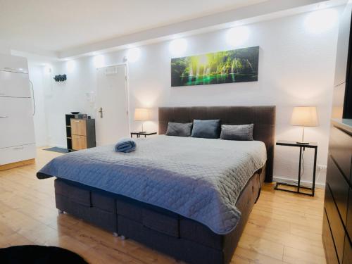 a bedroom with a large bed in a room at voll ausgestattes 1 Zi Apartment- Bahnhofsnah in Celle