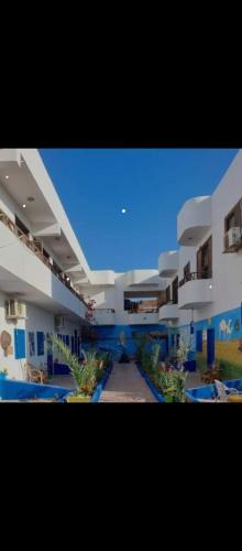 a large building with a blue sky in the background at منزل في المشربا1 in Dahab