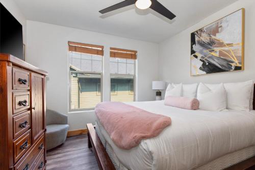 Ένα ή περισσότερα κρεβάτια σε δωμάτιο στο Fox Pointe Condo by Park City Vacations