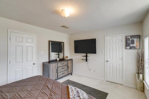 Televisyen dan/atau pusat hiburan di Lake-View Home with Pool Access in Legends Ranch!
