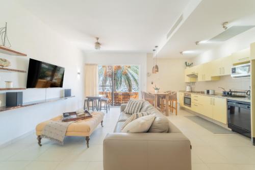 a living room with two couches and a kitchen at Casa Manta in La Paz