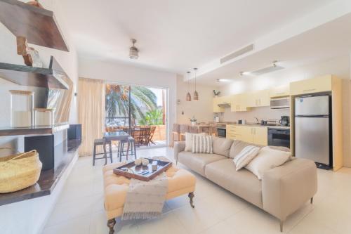 a living room with a couch and a table at Casa Manta in La Paz