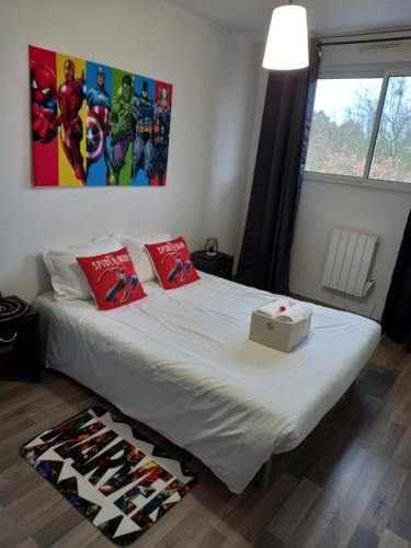 - une chambre avec un lit et une boîte dans l'établissement B206 Disneyland Paris AppartementAppartement, à Montévrain