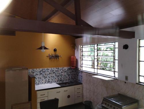 Dapur atau dapur kecil di Villa Bottaro - chalé amarelo