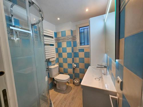 une salle de bain avec toilettes et douche en verre dans l'établissement Plage la Salis 3 chambres, Jardin - 3 bedrooms, à Antibes