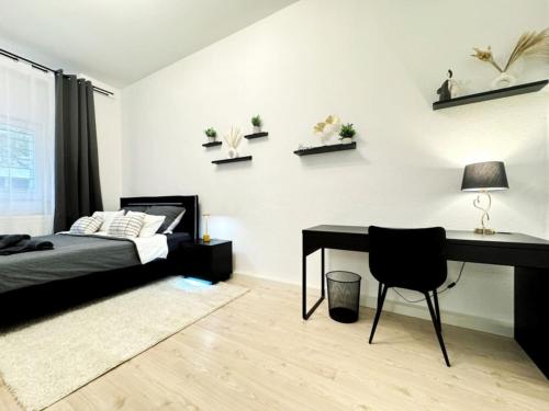 une chambre avec un bureau, un lit et une table dans l'établissement HolidayHome Apartments I Spacious Private Room in Heart of Berlin, à Berlin