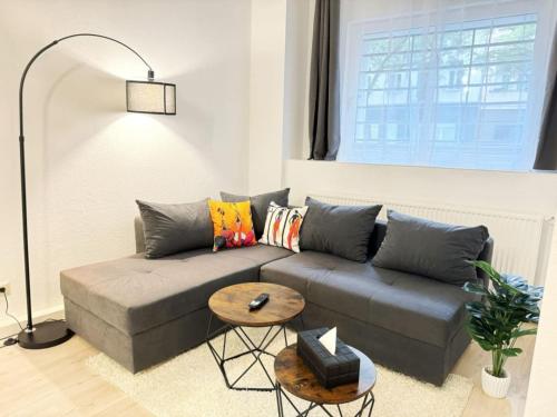 un salon avec un canapé et une table dans l'établissement HolidayHome Apartments I Spacious Private Room in Heart of Berlin, à Berlin