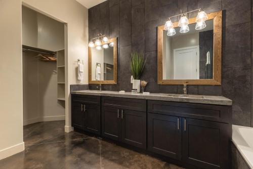 une salle de bain avec un lavabo et un miroir dans l'établissement The Chandler at Sand Hollow Resort, à Hurricane