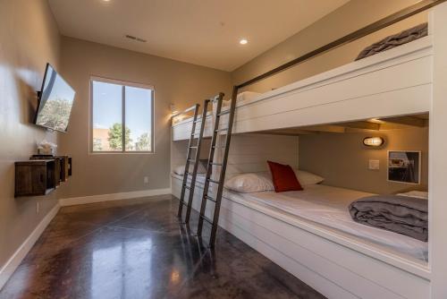 - une chambre avec 2 lits superposés et une télévision dans l'établissement The Chandler at Sand Hollow Resort, à Hurricane