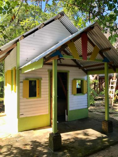 El edificio en el que está el campamento