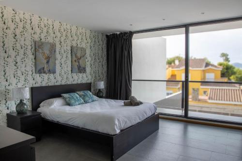 Ένα ή περισσότερα κρεβάτια σε δωμάτιο στο Modern Villa With Private Pool/ 400m To The Beach