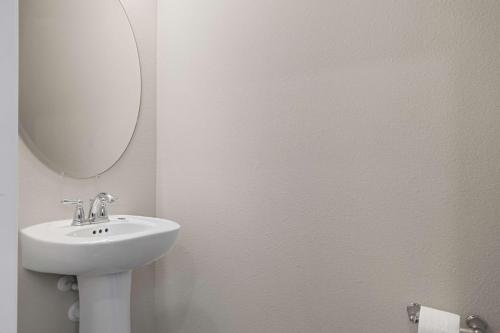 BRAND New 5 bed Villa in Windsor Cay photo 42