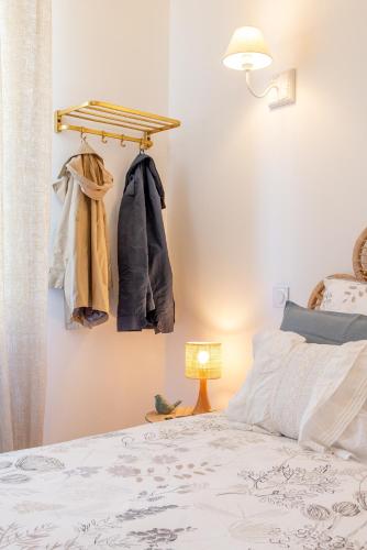 - une chambre avec un lit et un portant dans l'établissement Centre historique de Vitré avec garage, à Vitré