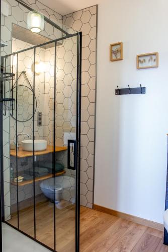 - une cabine de douche en verre avec toilettes dans l'établissement Centre historique de Vitré avec garage, à Vitré