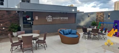 a patio with tables and chairs in a restaurant at Flat no Crystal Place, a 6 min do Flamboyant in Goiânia
