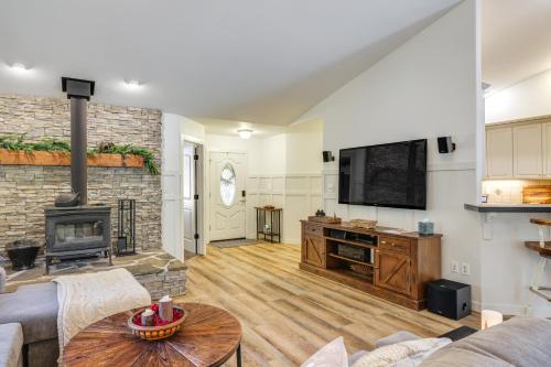 Televisyen dan/atau pusat hiburan di Forest-View Retreat Grill and Fireplace in Sonora