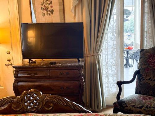 Μια τηλεόραση ή/και κέντρο ψυχαγωγίας στο The Guest House Historic Mansion