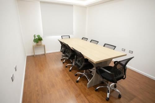 a conference room with a long table and chairs at Hotel 10 Ponta Grossa in Ponta Grossa