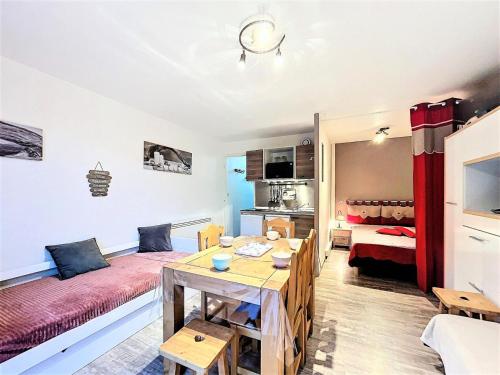 mały salonik ze stołem i kanapą w obiekcie Résidence Zodiaque - BEAU STUDIO ALCOVE DE 31M² MAE-6794 w mieście Villarembert