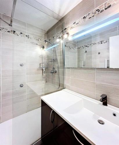une salle de bain avec un lavabo, une douche et un miroir dans l'établissement Résidence Zodiaque - BEAU STUDIO ALCOVE DE 31M² MAE-6794, à Villarembert