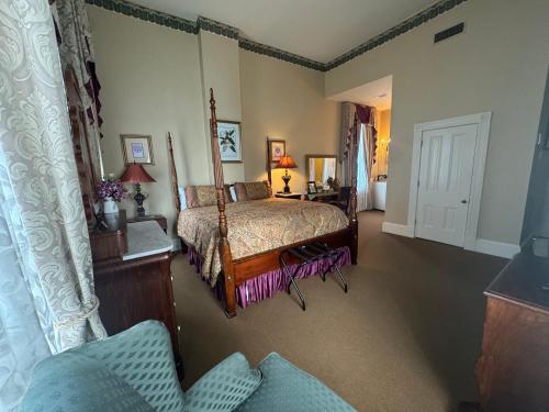 Ένα ή περισσότερα κρεβάτια σε δωμάτιο στο The Guest House Historic Mansion