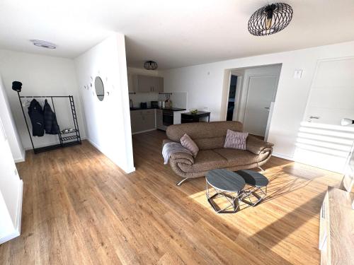 a living room with a couch and a table at No 20 - gemütliche 2 Zimmer Whg, Küche, Balkon, Badewanne, Parkplatz in Leinefelde