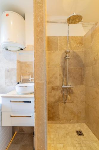 une salle de bain avec une douche avec des toilettes et un lavabo dans l'établissement Le Pharo, emplacement exceptionnel 2 minutes du vieux port appartement rénové, à Marseille