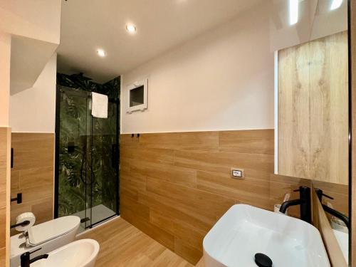 罗马Eterna Suites Roma的配有马桶、水槽和淋浴的浴室