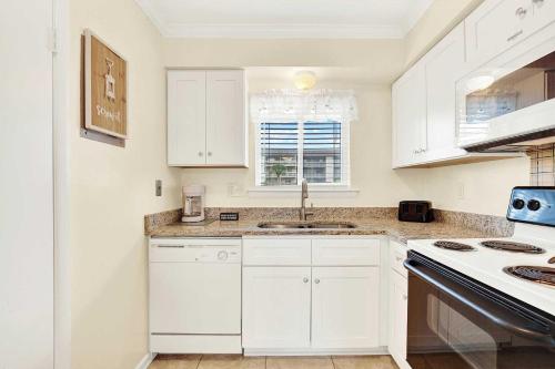 Lighthouse Point Rental 32Aにあるキッチンまたは簡易キッチン