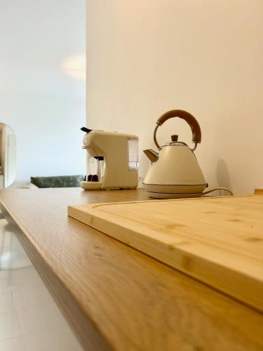 une bouilloire de thé blanc assise au-dessus d'un comptoir dans l'établissement LEscale des Artistes - Métro - Tramway - Aéroport, à Toulouse