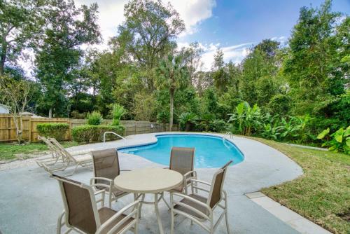 Bazén v ubytování Summer Spot! Luxe Poolside Escape in Julington Creek nebo v jeho okolí