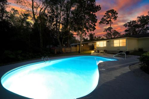 Bazén v ubytování Summer Spot! Luxe Poolside Escape in Julington Creek nebo v jeho okolí