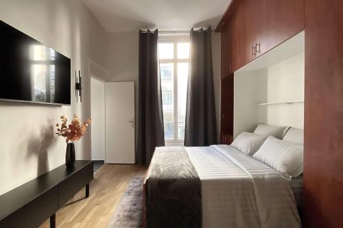une chambre avec un grand lit et une fenêtre dans l'établissement Champs-Élysées 5 étoiles appartement, à Paris