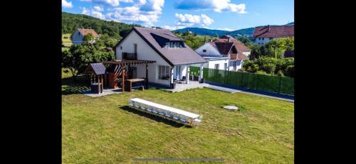 an aerial view of a house in a yard at Vila Tom & Jerry in Raška