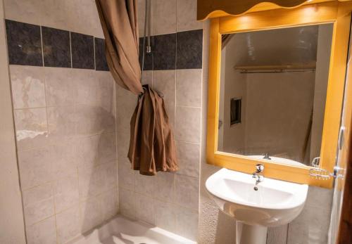 une salle de bain avec un lavabo et un miroir dans l'établissement Résidence Les Hauts De Preclaux - Appartement duplex avec balcon face aux pistes MAE-7271, aux Orres