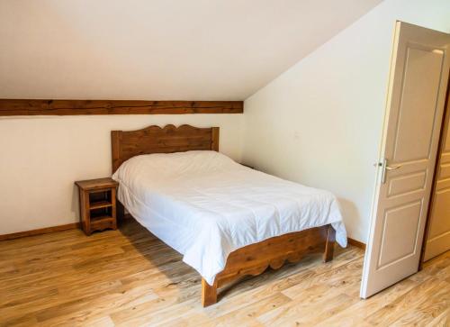 une chambre avec un lit blanc et un parquet dans l'établissement Résidence Les Hauts De Preclaux - Appartement duplex avec balcon face aux pistes MAE-7271, aux Orres