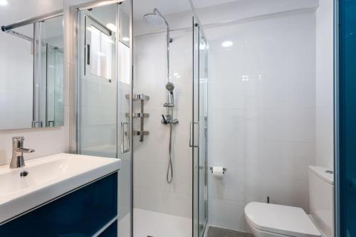 Ένα μπάνιο στο Stylish and modern Apartment