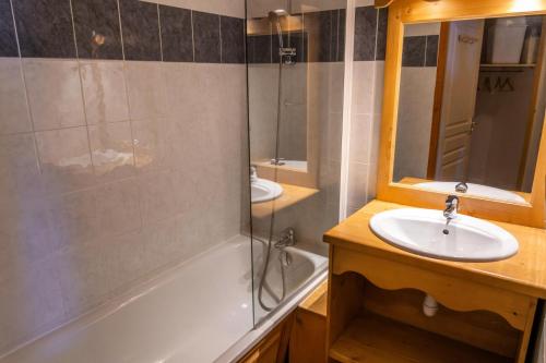 une salle de bain avec un lavabo, une douche et une baignoire dans l'établissement Résidence Les Hauts De Preclaux - Appartement avec deux chambres et vue pistes MAE-8191, aux Orres